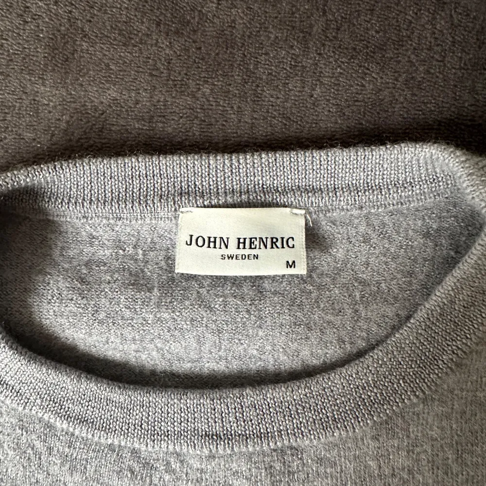 Klassisk grå tröja från John Henric i merinoull. Perfekt inför hösten, superskick och inga defekter. Storlek M, men passar mer som S. Kom privat vid funderingar. . Stickat.