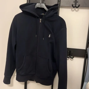 Polo ralph zip - En zip hoodie från Polo Ralph Lauren, Den är använd men är i bra skick. Det är bara några tråd klumpar i fickan men de inget som syns.