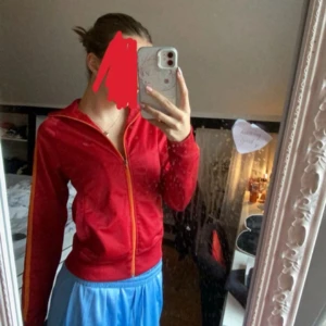 Röd/orange träningskofta - Super snygg träningskofta! Normal i storleken och används ett fåtal gånger.