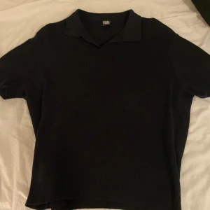 Svart piké i storlek L - Svart piké i storlek L knappt använd bra skick.
