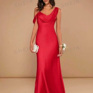 Satinklänning - Helt nya i strl S och M