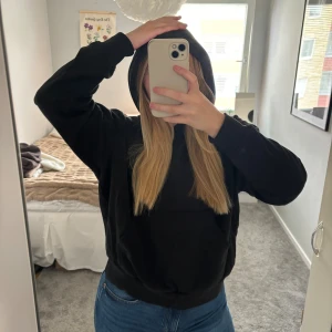 Oversized Hoodie från weekday  - Svart skön oversized hoodie från weekday. Bara använt några gånger och är i superfint skick 🖤 är XS men passar som S/M