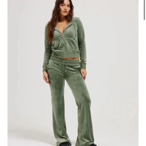 Juicy sett  - Säljer detta fina sett i båda delarna i M då jag inte fått nån användning för det. Använt fåtal gånger 