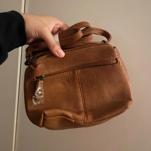 Väska - En fin brun väska för kvinnor😊aldrig använt innan.