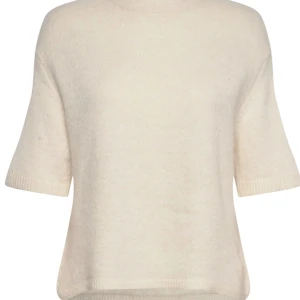 Stickad t-shirt beige - Säljer min oversized stickade tshirt från h&m då den var lite för stor för mig 🤍 Men den är fortfarande lika mjuk iom att jag inte har använt den så ofta. 