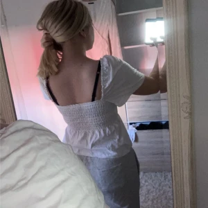 Vit söt topp - Super söt topp. Säljer då de inte är min stil längre. Storlek S men passar även mig som brukar ha M. Inga skador på plagget. Skriv om ni har några frågor och använd gärna köp nu. Står inte för postens slarv❣️