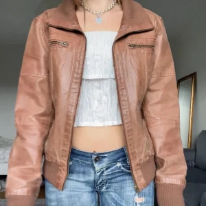 Brun läderjacka  - Säljer den här bruna läderjackan i jättebra skick! Det står storlek XL men den passar mig som brukar ha S så den passar nog S-L. Perfekt till hösten! Skriv för fler frågor 💕