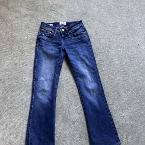 Ltb jeans 24/30 - Hjälper min kompis sälja dessa jeans från ltb i storlek 24/30 som är skitsnygga och asss bra pris på. Inga defekter alls! Uppsydda någon cm så passar 150-155 cm💗Kolla in de andra jeansen i min profil!💗 