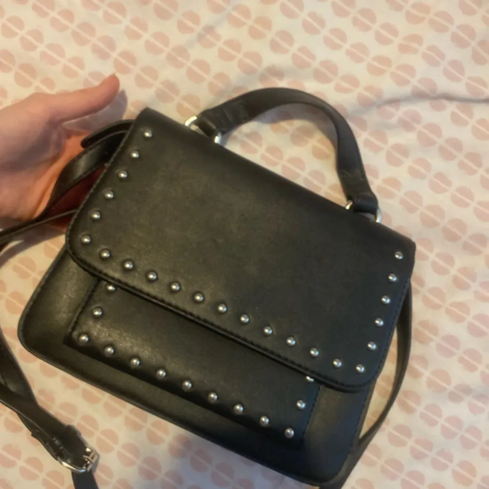 Mycket bra oanvänd Utsmyckad Crossbody-väska med handtagsrem och Crossbody-rem . Väskor.