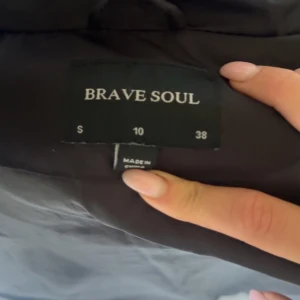 Vinterjacka  - Vinterjacka från Brave soul, fint skick och jätteskön och varm! 