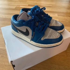 Jordan 1 - Fina jordans som är till salu eftersom de är för små. Kommer inte till användning mer. Använda ett fåtal gånger. 