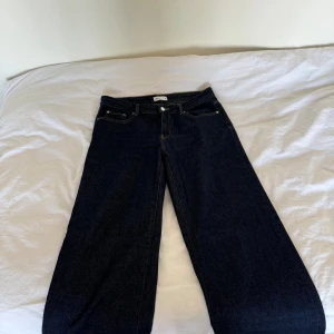 Mörkblåa jeans  - Mörkblåa jeans från GinaTricot i storlek 38. Jättefina och supersköna jeans som endas använts 1gång!!