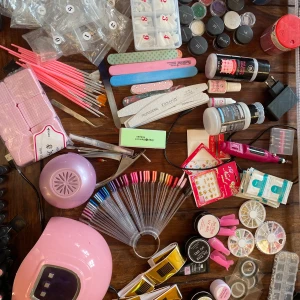 Nagel kit - Säljer ett helt kit men massa sker perfekt till någon som vill börja göra naglar, 2 av gelérna är typ fulla å de andra halva, El filen funkar inte tror dock de är bara sladden❤️( lampan tipparna asitånen och paddsen är soldak)