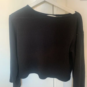 Stickad svart tröja - Säljer en jätte fin stickad tröja från hm💗 säljer eftersom att den blivit för liten och den ör i bra skick💗 !! Den som köper står för frakt!! 
