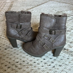 skor - fodrade klackar