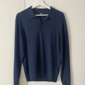 Långärmad pike  - En långärmad pike ifrån uniqlo, material-merinoull. Tröjan är i storlek s och nypris ligger på ca 549 kr. Mitt pris 299. Tveka inte på att höra av er vid fler funderingar. 