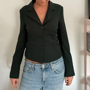 Blus - Säljer denna coola kavaj från zara. Aldrig använt den alltså superbra skick. Köparen står för frakten😍