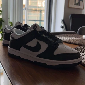 Nike panda - Säljer dessa snygga skor från adidas då de inte kommer till användning längre. Endast använda ett fåtal gånger så är i väldigt fint skick🫶🏻 nypris 1250, jag säljer dom för 700