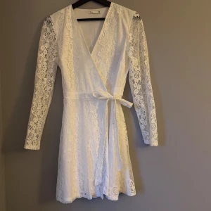 Klänning från Nelly - Fin klänning från Nelly storlek 36, använd ett fåtal gånger.