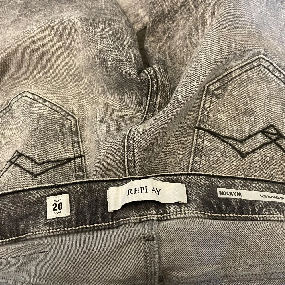 Feta Replay jeans för bra pris, användt 3 gånger så nästan helt nya. Riktigt snygga släljs för kom aldrig till användning👍💯💶 pris kan diskuteras. Snabb affär=lägre pris👍💯. Jeans & Byxor.