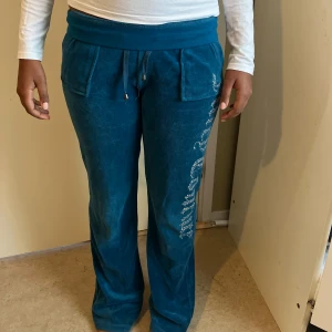 Vintage Juicy cotoure byxa💗 - Jättefina vintage juicy coutoure byxor med en unik färg. De är midrise men har vikt över för att få de lowrise🩷Storlek M men passar S, är 160cm för referens. Defekt: bild 2 + någon lös tråd💗