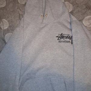 Stussy hoodie - Perfekt för kallt och blåsigt väder  En är i bra kvalite. Skriv för fler bilder eller om ni har frågor. Priset kan diskuteras.