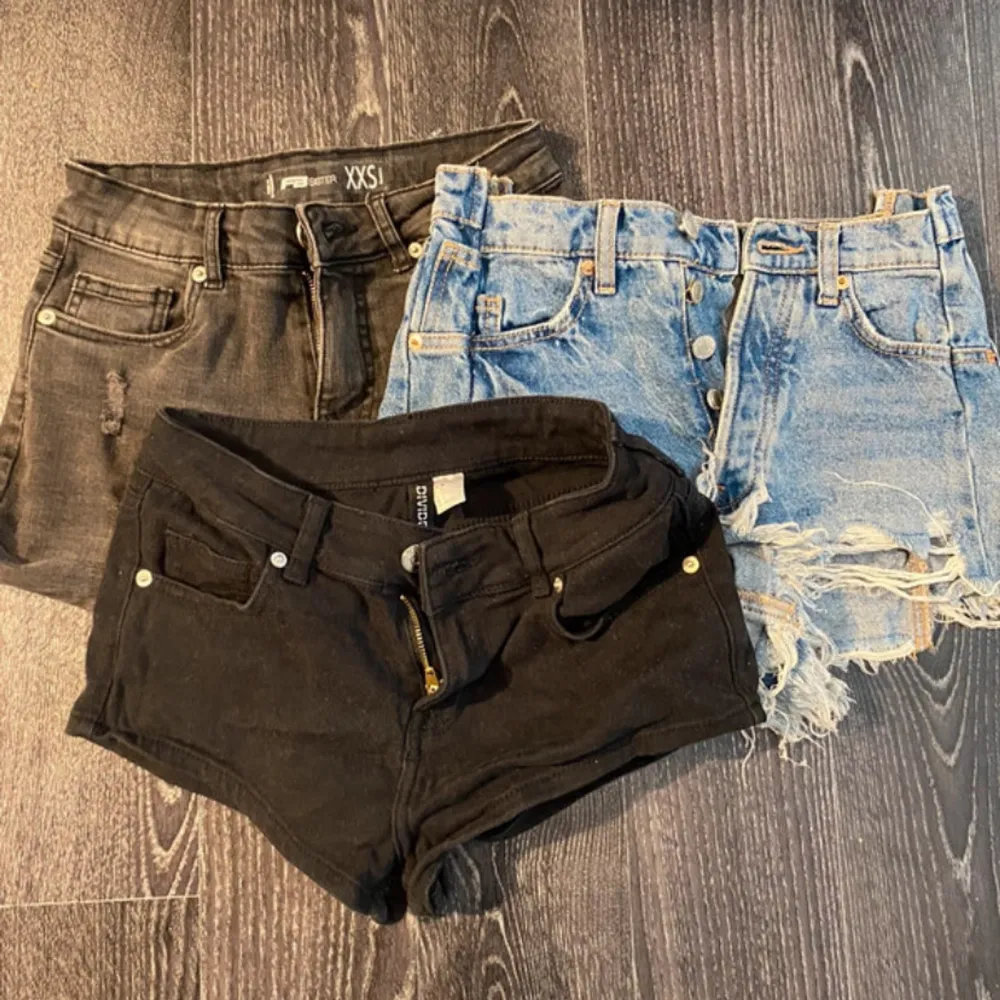 3st assnygga lågmidjade jeansshorts🤩2 par är lågmidjade medan ett par är mer åt det midwaist hållet (de ljusblåa). Sparsamt använda💗Nypris tillsammans 289kr. Vid minsta fundering hör gärna av dig, eller också kolla in min profil för annat fint!. Shorts.