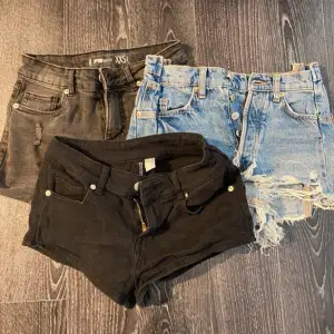 3st assnygga lågmidjade jeansshorts🤩2 par är lågmidjade medan ett par är mer åt det midwaist hållet (de ljusblåa). Sparsamt använda💗Nypris tillsammans 289kr. Vid minsta fundering hör gärna av dig, eller också kolla in min profil för annat fint!