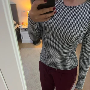 Fin tröja  - En svart vit top med puff armar. Jättegullig, knappt använda. 