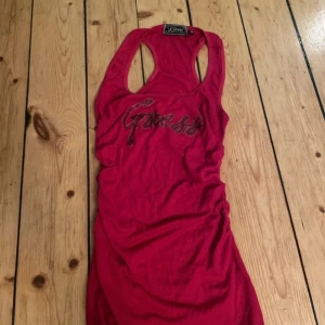 Fint rosa guess linne - Jättefint linne från guess, bra skick köpt second hand