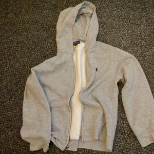 Ralph lauren zipup - Säljer dennna skit feta Ralph lauren zipup pga är för liten för mig. 2100kr nypris och är 8/10 i skick. Skriv om intresse😃