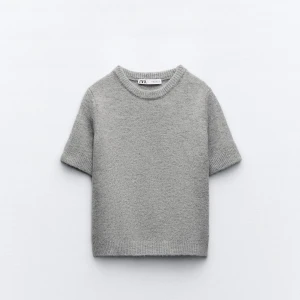 stickad t-shirt - stickad tshirt från zara , aldrig använt. den är i XL men skulle säga att den passar en xs-s