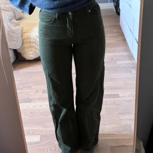 Jeans - Jeans från monki i en fin mörkgrön färg, storlek 27. Väldigt fint skick, endast använt ett fåtal gånger.