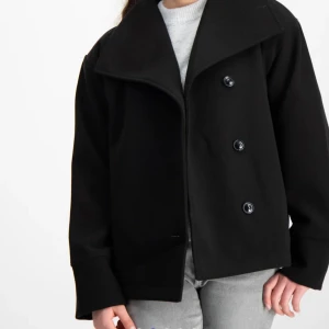 Kappa - Säljer min super fina kappa från Gina Young, säljer bara för att den inte kommer till användning längre, kappan är i superfint skick och använd väldigt få gånger 💕