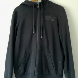 Hugo Boss Hoodie - Skön Hugo boss zip hoodie, säljer då den inte används längre . Öppen till att diskutera pris eller mer bilder.