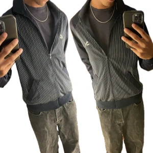 Puma kofta - Snygg vintage mörkblå zip/tracksuit i super bra skick! Inte riktigt min stil längre och en aning kort för mig som är 178 lång o har herr s! 