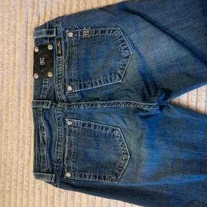 Blå jeans från Miss Me - Säljer dessa snygga miss me jeans i bra skick pågrund av att dom är för stora för mig i midjan. Jag tar tyvär bara Swish eftersom jag inte vet hur man gör me Plick appen men skickar såklart post bevis. Skriv för mer frågor eller funderingar💗