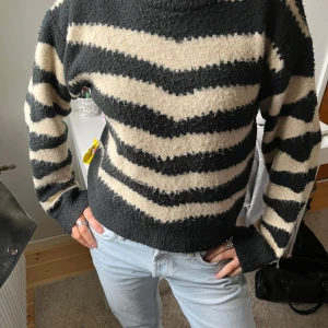 Cool randig tjocktröja från mango - Super söt gul och svart randig tjocktröja från mango! Lite nopprig men annars super bra skick💗