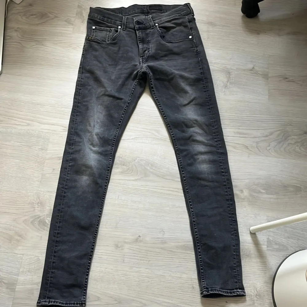 Gråa tiger of Sweden jeans, skick 10/10 inga defekter eller liknande. Waist 32 L 32. Sjukt snygga och trendiga. Hör av er vid minsta lilla fråga!. Jeans & Byxor.