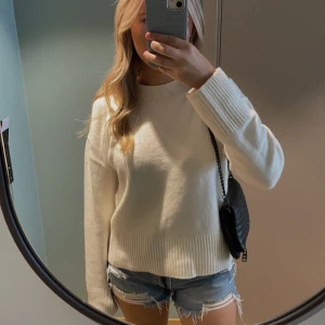 Stickad tröja  - Säljer denna tröja från &otherstories i fint skick. Nypris var 550kr men säljer för endast 299kr! 