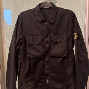 Stone island jacka - Stone island jacka som är typ aldrig använd så är som ny skick, stolek L men passa M. En om ytterligare frågor