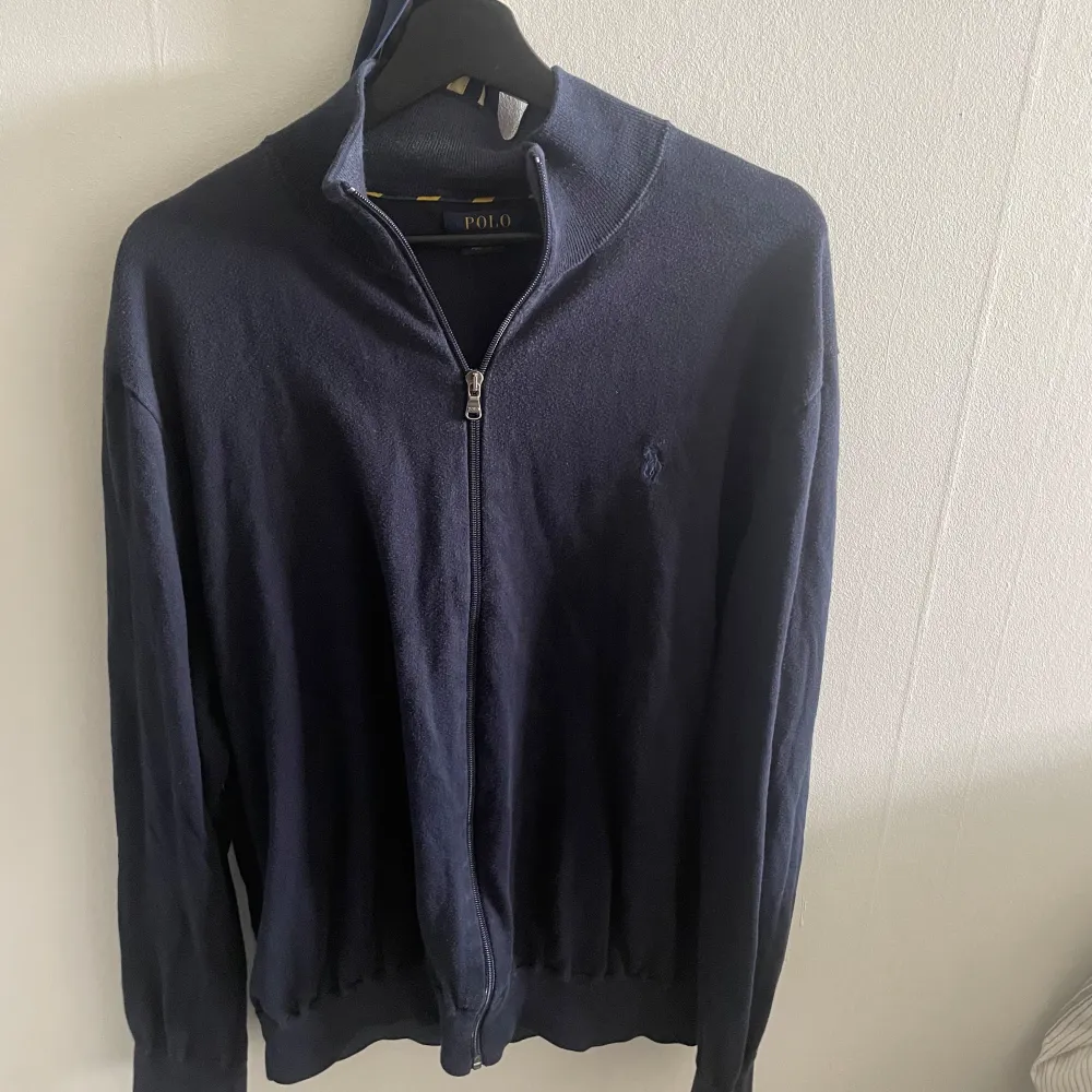 Ralph Lauren zip tröja i stickat material.  Bra skick.  Storlek: XXL men passar L/XL, alltså liten i storleken. . Tröjor & Koftor.