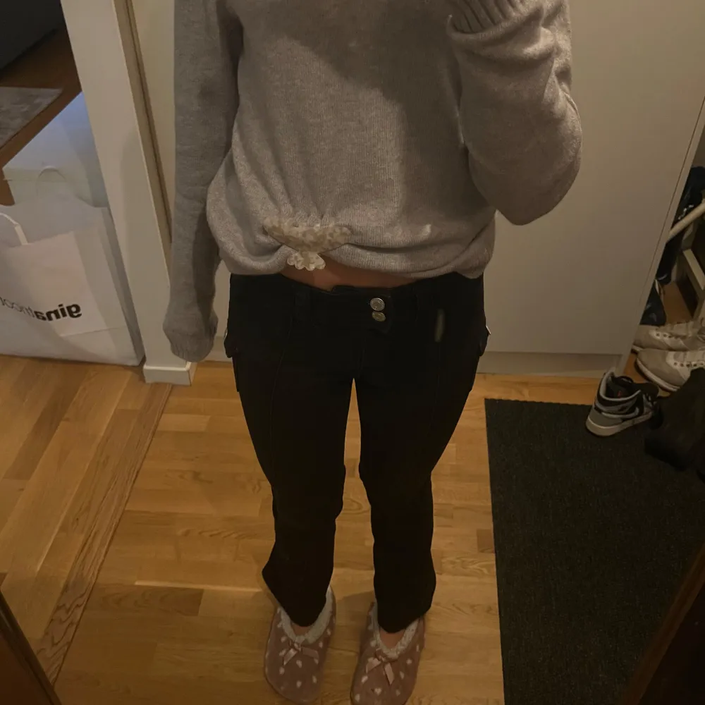 Skitsnygga jeans från hm som inte säljs längre, säljer pga att de är för korta för mig, säljer för 200 kommer inte gå ner i pris! Skriv om ni funderar över något!💕. Farkut & Housut.