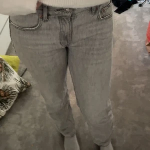 Jeans  - Säljer domma raka jeansen från Gina, bra skick 