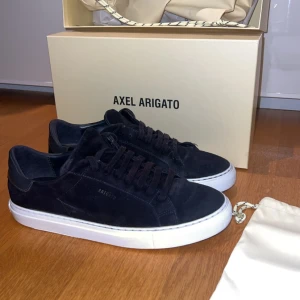 Arigato skor - Feta mockaskor från Axel arigato. Skick 9/10. Hör av er vid frågor eller fler bilder. Priset är inte hugget i sten