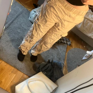 Cargo pants! - Sköna cargopants. Säljer då dem är lite för korta för mig💕 Funkar som highwaist också! 