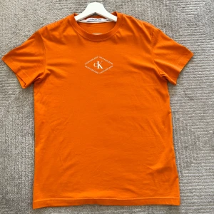 Calvin klein tshirt orange - Calvin klein tshirt orange  HELT NYTT!!   Storlek: Medium (M)  Pris 340kr