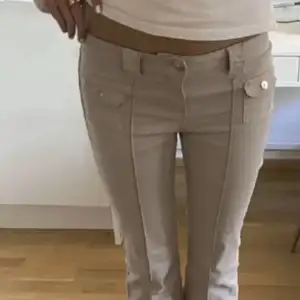 Säljer dessa trendiga Lågmidjade jeans från hm Storlek 34 Som nya! Skriv för fler bilder eller frågor 🙌