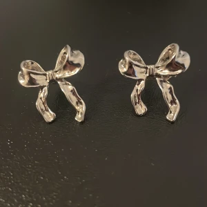 Silver rosett örhängen rostfria - Säljer dessa söta och rostfria rosett örhängen!💞