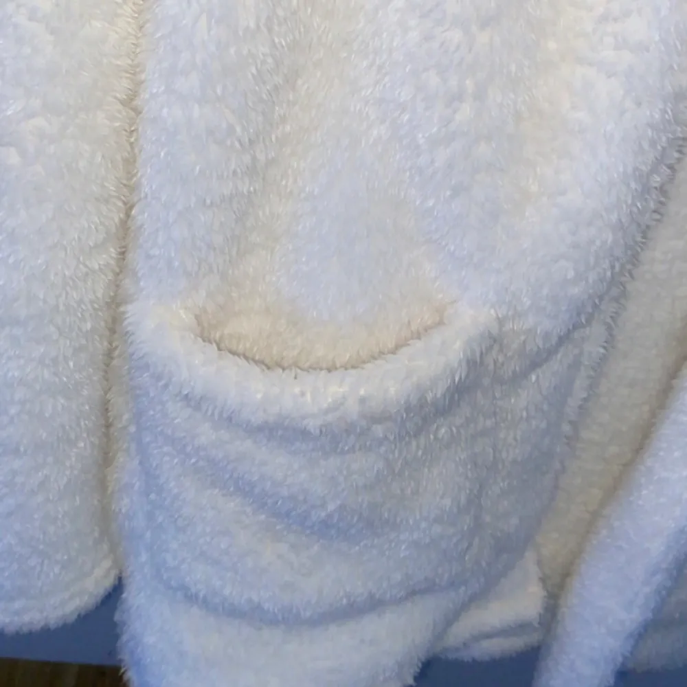 Teddy jacka / höstjacka i samma fluffiga material in & ut Aldrig använt, inga hål/märken/slit Storlek 34/xs men jag skulle säga att den passar för även S & M (den är oversized) . Takit.